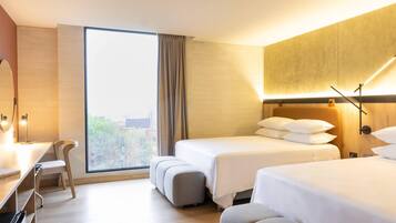 Suite, 2 Katil Ratu (Queen), Non Smoking | Peralatan tempat tidur premium, bar mini, peti besi dalam bilik, meja