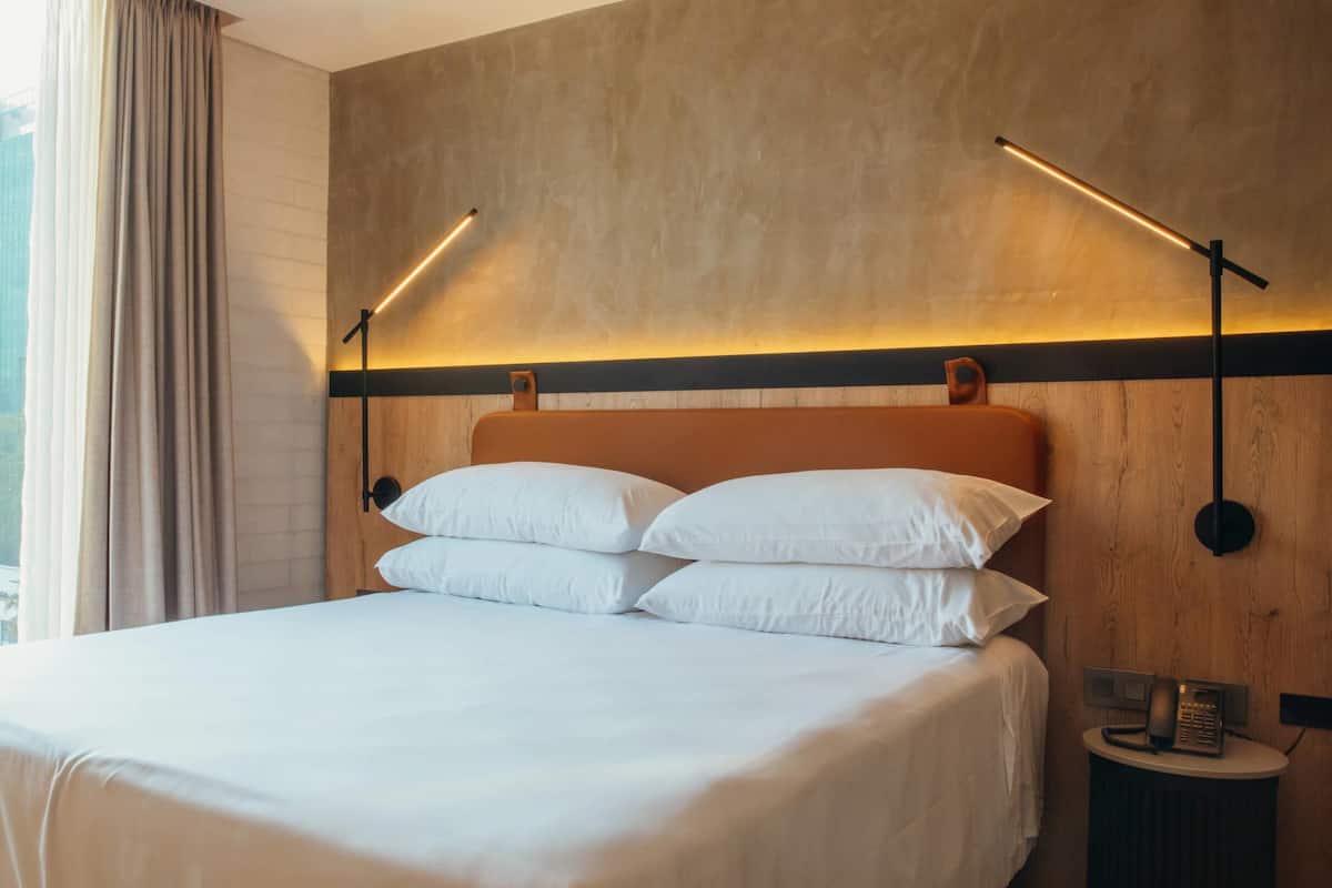 高档床上用品、迷你吧、客房内保险箱、办公桌