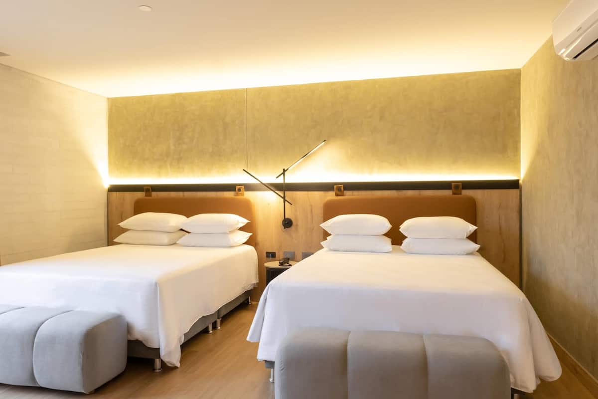 套房, 2 张大床, 无烟房 | 高档床上用品、迷你吧、客房内保险箱、办公桌