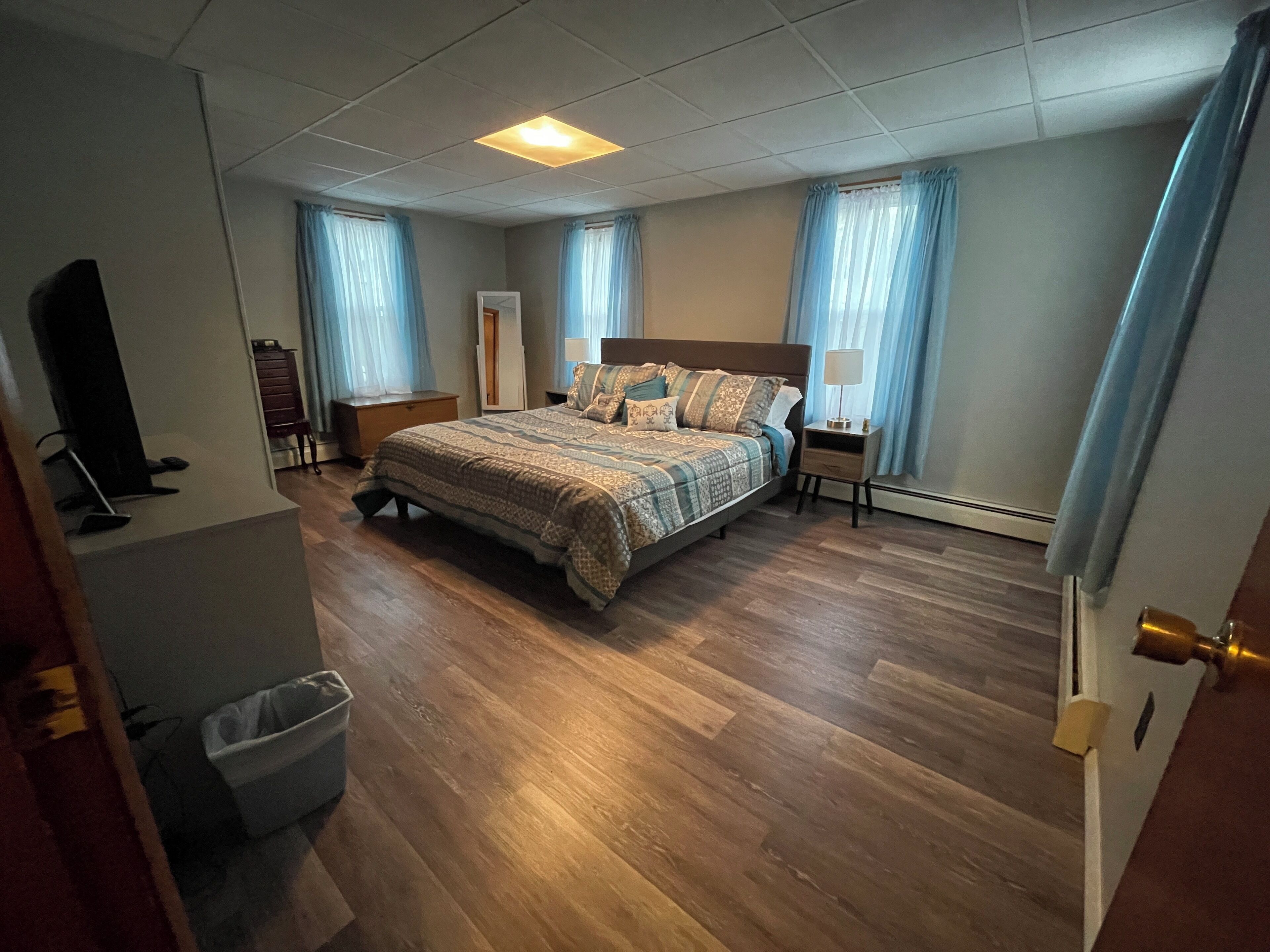 3 chambres, coffres-forts dans les chambres, bureau