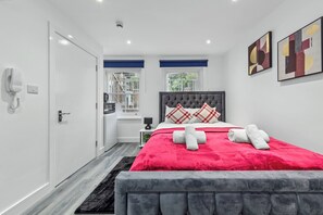 Free WiFi, bed sheets - Serviced Ensuite Room Finsbury Park London N19 (London)