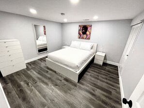 5 bedrooms, iron/ironing board, WiFi, bed sheets