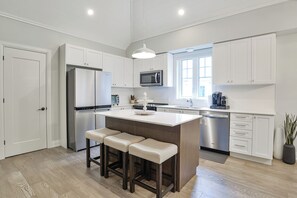 Kjøleskap, mikrobølgeovn, ovn og kokeplater