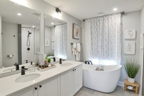Bathtub, towels