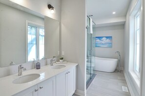 Bathtub, hair dryer, towels - The Bonnet Cottage (#10) (Muskoka Lakes)