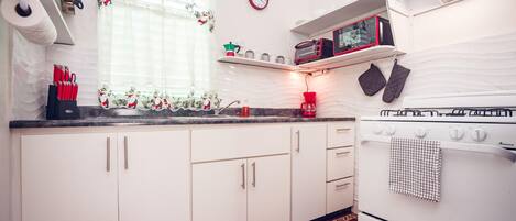 ثلاجة، ميكروويف، فرن، موقد طهي مسطح