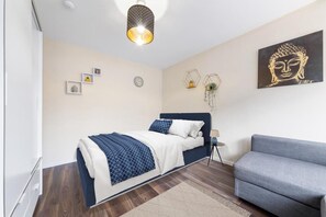 Studio | Iron/ironing board, free WiFi, bed sheets - Spacious Double Bed With Sofa Bed In Isleworth TW7 (Isleworth)