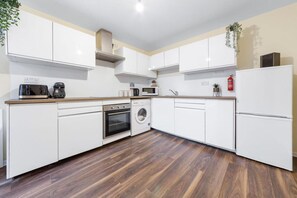Studio | Private kitchen | Fridge, microwave, electric kettle - Spacious Double Bed With Sofa Bed In Isleworth TW7 (Isleworth)