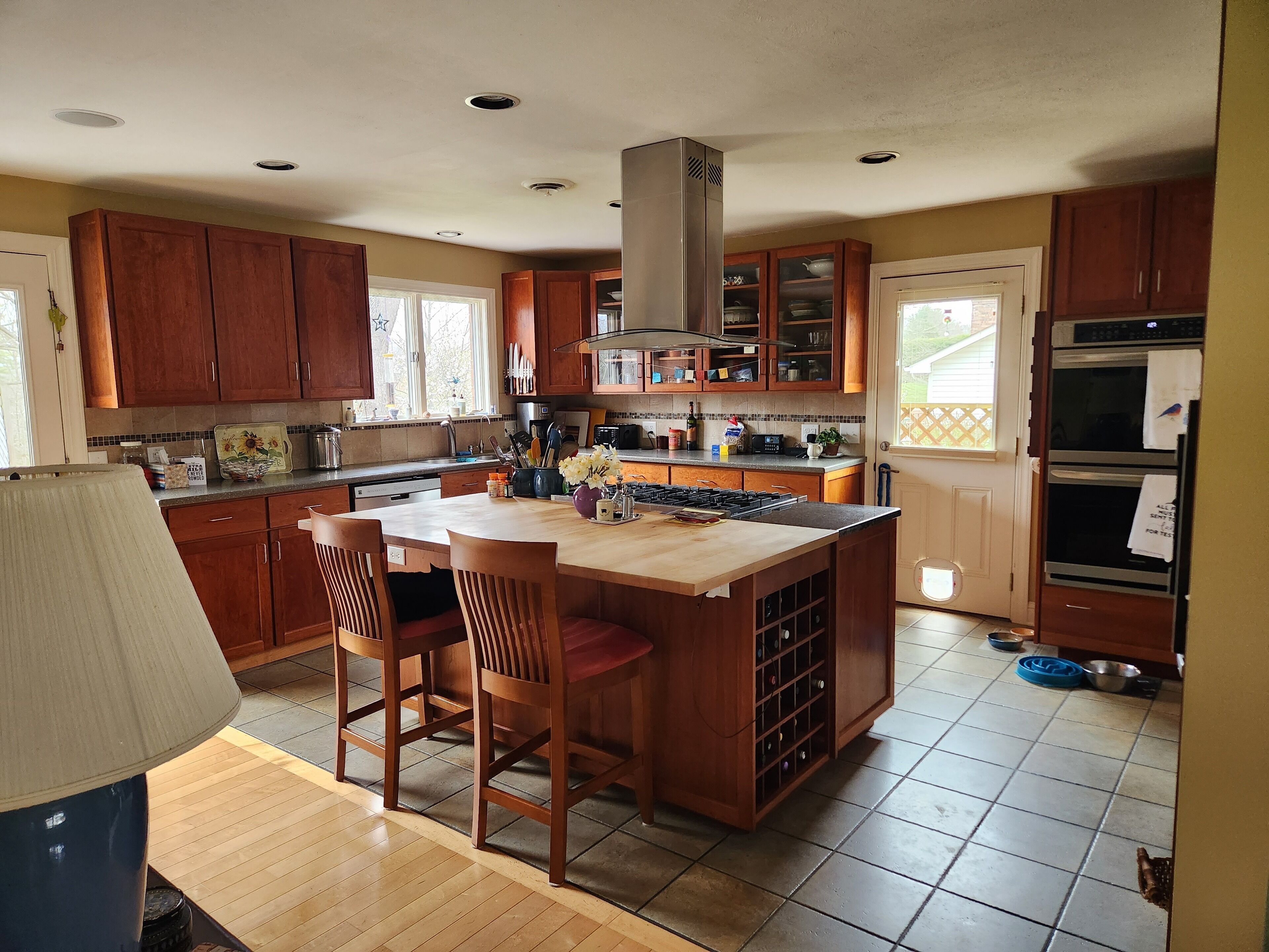 冷蔵庫、電子レンジ、オーブン、コンロ