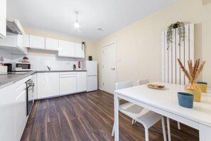 Private kitchen - Stunning Double Bed Room In Isleworth TW7 (Isleworth)