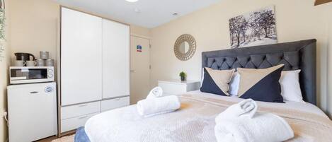 スタジオ | アイロン / アイロン台、WiFi (無料)、ベッドシーツ