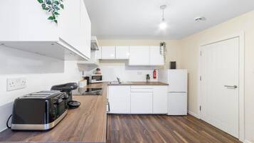 Studio | Private kitchen | Fridge, microwave, stovetop, electric kettle