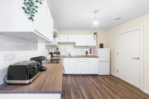 Refrigerador, microondas, placa de cocina, tetera/pava eléctrica