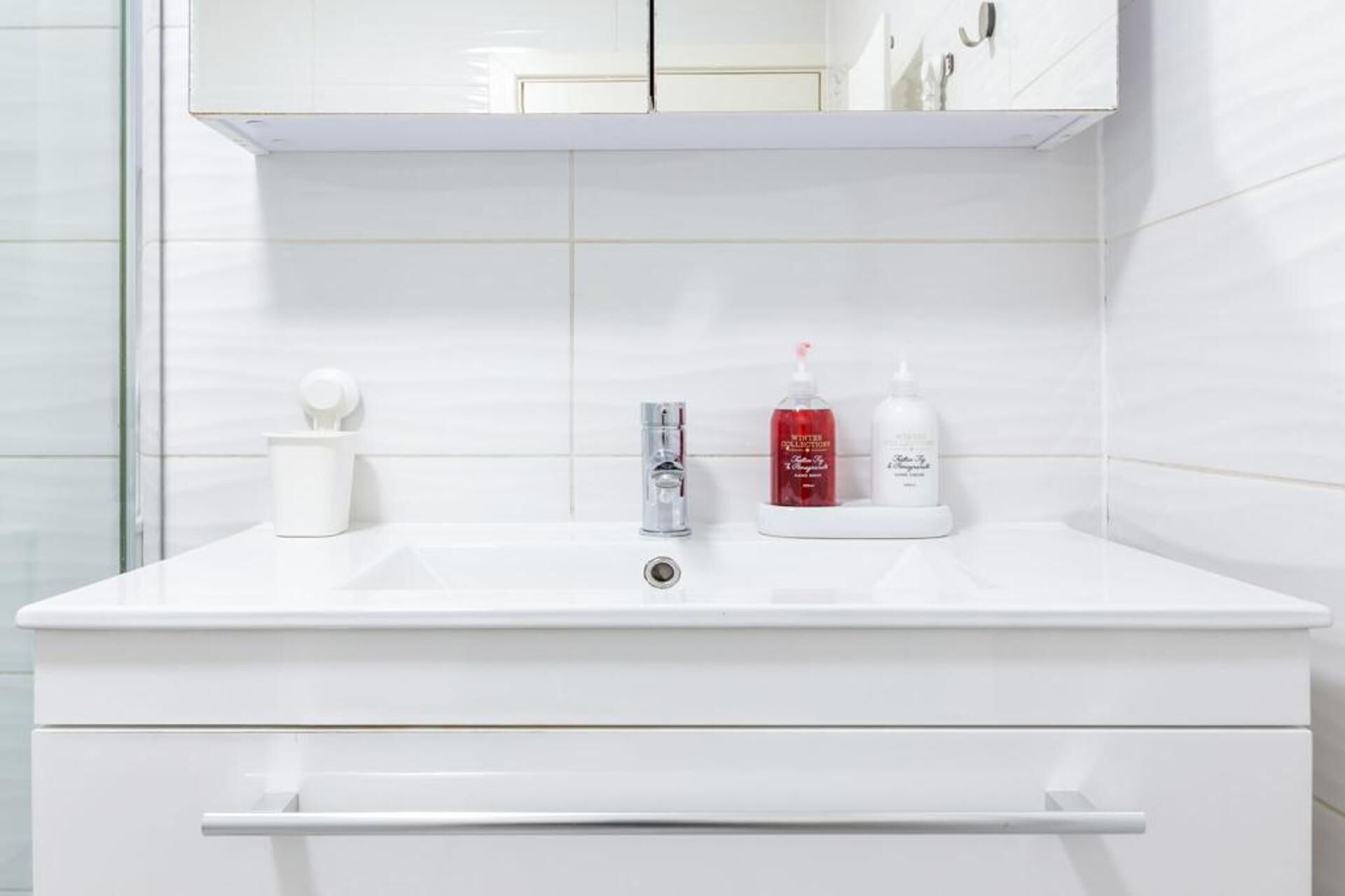 Studio | Bathroom | Shower, hair dryer, towels, toilet paper