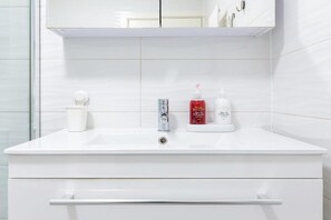 Studio | Bathroom