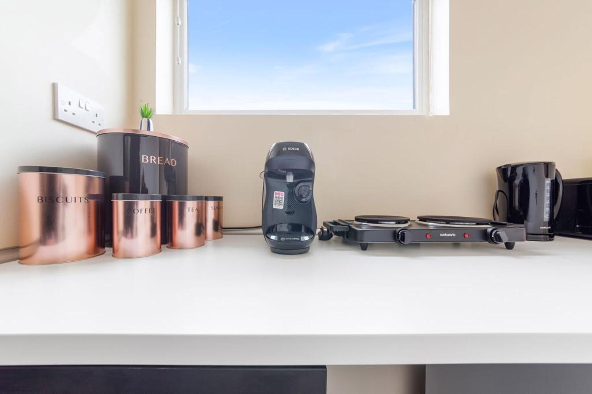 Studio | Private kitchen | Fridge, microwave, stovetop, electric kettle