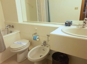 Bidet, toallas, jabón, shampoo 