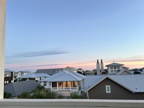 Zona residencial con casas de techos metálicos y cielo despejado.