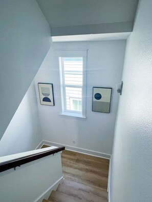 Una escalera con peldaños de madera que lleva a una plataforma.