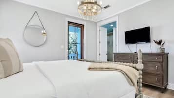 6 soverom, skrivebord, strykejern/-brett og reiseseng for barn