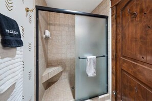 Hiustenkuivaaja, pyyhkeet, saippua, sampoo