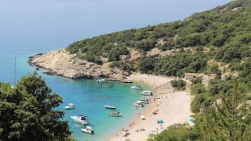 Una spiaggia nelle vicinanze