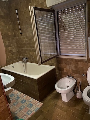 Bathtub, hair dryer, towels - Room in Sukošan with Balcony, Air condition, WIFI (5188-2) (Sukošan)