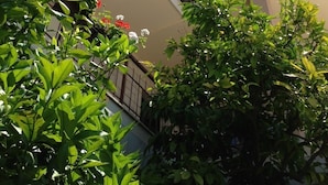 A building with multiple balconies adorned with flowering plants. - Room in Sukošan with Balcony, Air condition, WIFI (5188-2) (Sukošan)