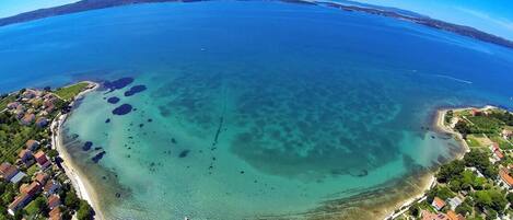Una spiaggia nelle vicinanze