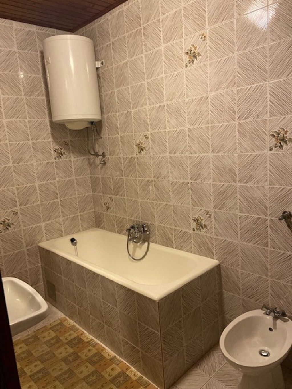 Bathtub, hair dryer, towels