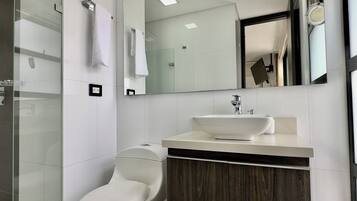 Secador de cabelo, toalhas de banho, sabonete, papel higiênico