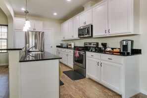 Een koelkast, een microgolfoven, een kookplaat, een vaatwasser