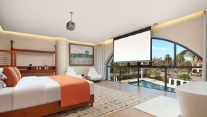 Una habitación de hotel moderna con una cama grande, un escritorio, una silla, un ventanal con vistas a la piscina y una pantalla de proyector.