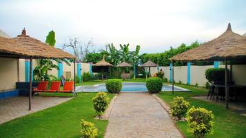 Quầy bar bên hồ bơi