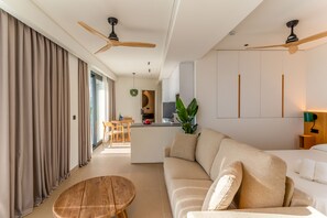 Presidential Studio Suite | Living area | 55-inch flat-screen TV with satellite channels - Hotel Apartamentos Hamus  (Conil de la Frontera)