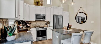 Modern Condo-3 min to Main