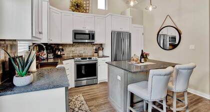 Modern Condo-3 min to Main