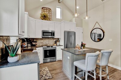 Modern Condo-3 min to Main
