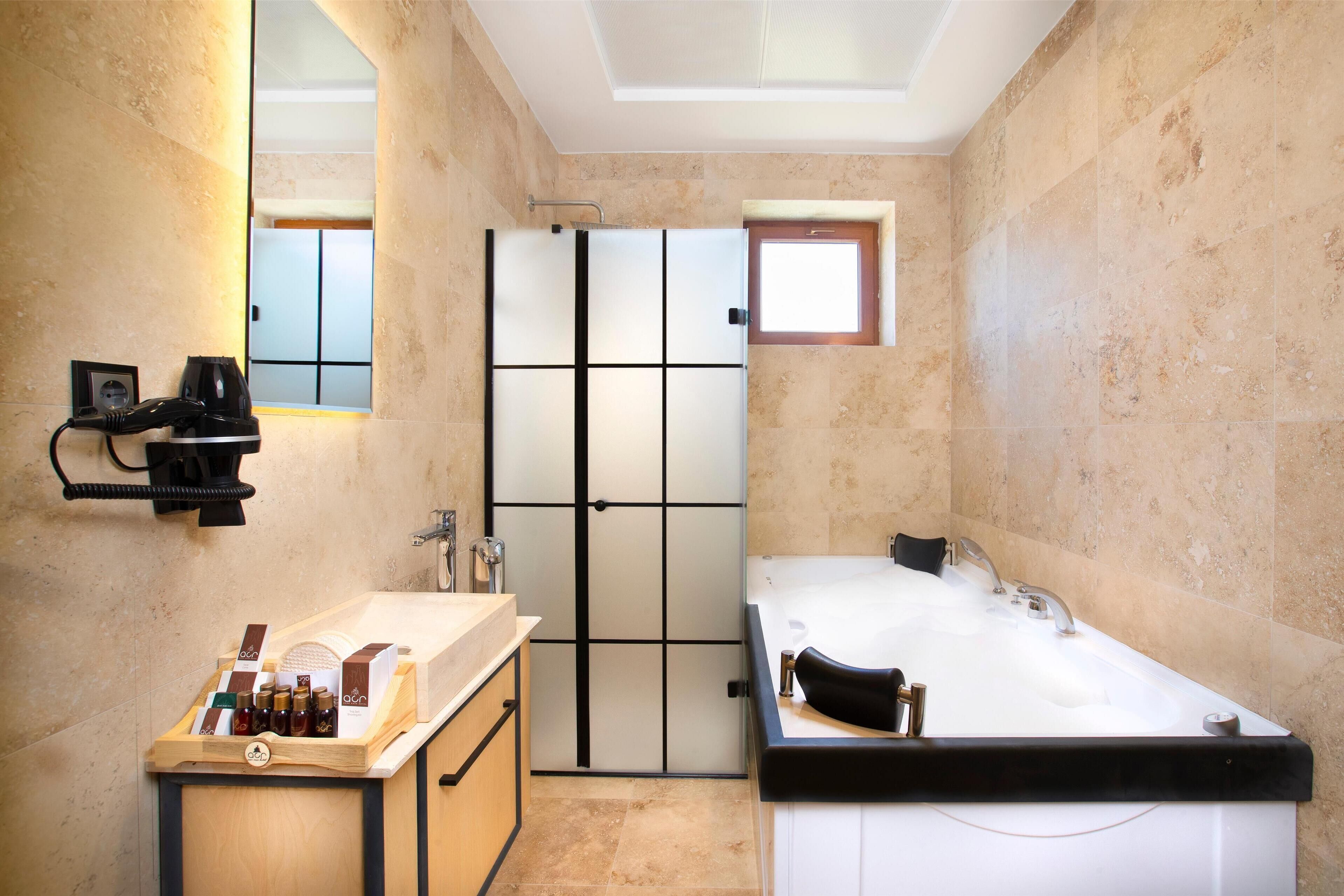 Separat badekar og dusj, boblebad, dusjhode med hydromassaje og hårføner