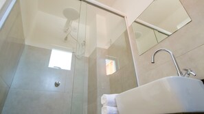 Habitación superior | Baño | Ducha, cabezal de ducha tipo lluvia, secador de pelo y toallas