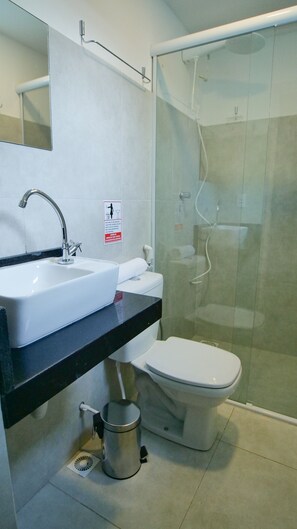Shower, rainfall showerhead, hair dryer, towels - Casa Gladius (Jijoca de Jericoacoara)