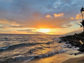 On the beach - Maui Sunset Oasis- Top Unit w/AC, watch whales from from Lanai (Dec-Apr) (Kihei)