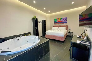 奢华客房, 1 张特大床, 热水浴缸 | 私人 SPA 浴缸