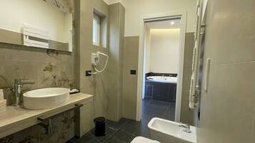 Camera Luxury, 1 letto king, idromassaggio | Bagno | Articoli per l'igiene personale ecosostenibili, asciugacapelli, bidet