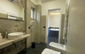 Luxury Room, 1 King Bed, Hot Tub | Bathroom | Eco-friendly toiletries, hair dryer, bidet, soap - Le Colonne B&b (Ercolano)