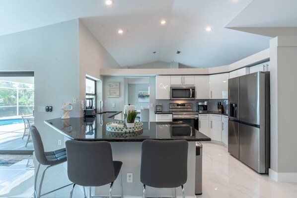 Refrigerador, microondas, horno y parrilla de estufa 