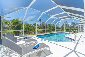 Alberca al aire libre y alberca climatizada