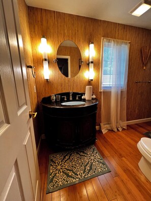 Hårtørrer, håndklæder, Sæbe, Toiletpapir