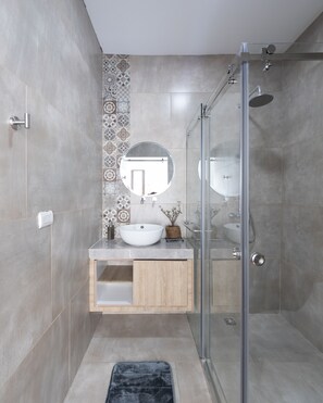 Shower, towels, soap, shampoo - Luxe Suite Presidencial  (Luis Cordero Cuenca)