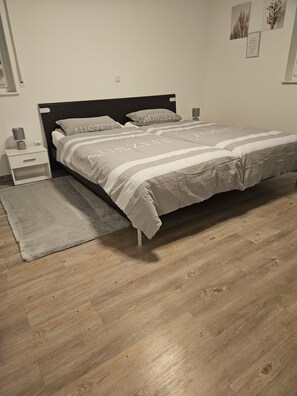 3 quartos, ferros/tábuas de passar roupa, Wi-Fi, roupa de cama